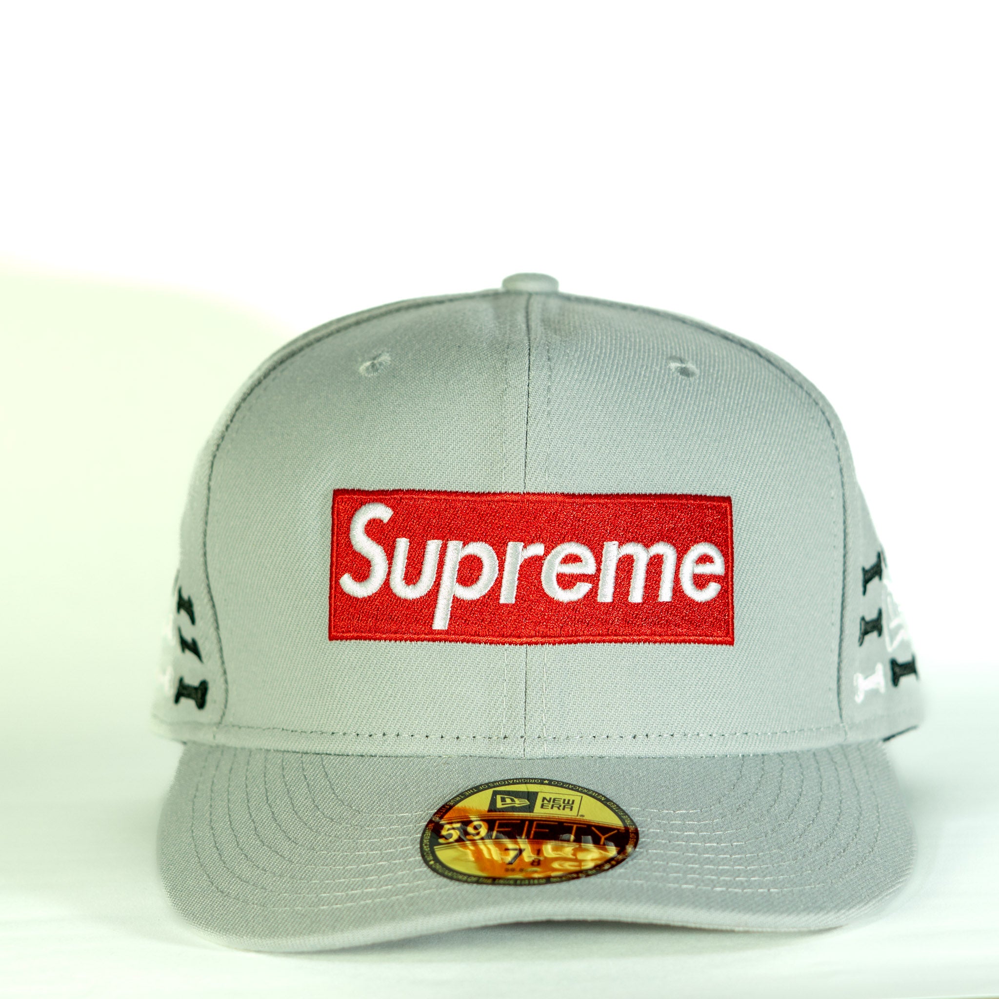 Supreme y New Era Bones Box 59FIFTY Gris