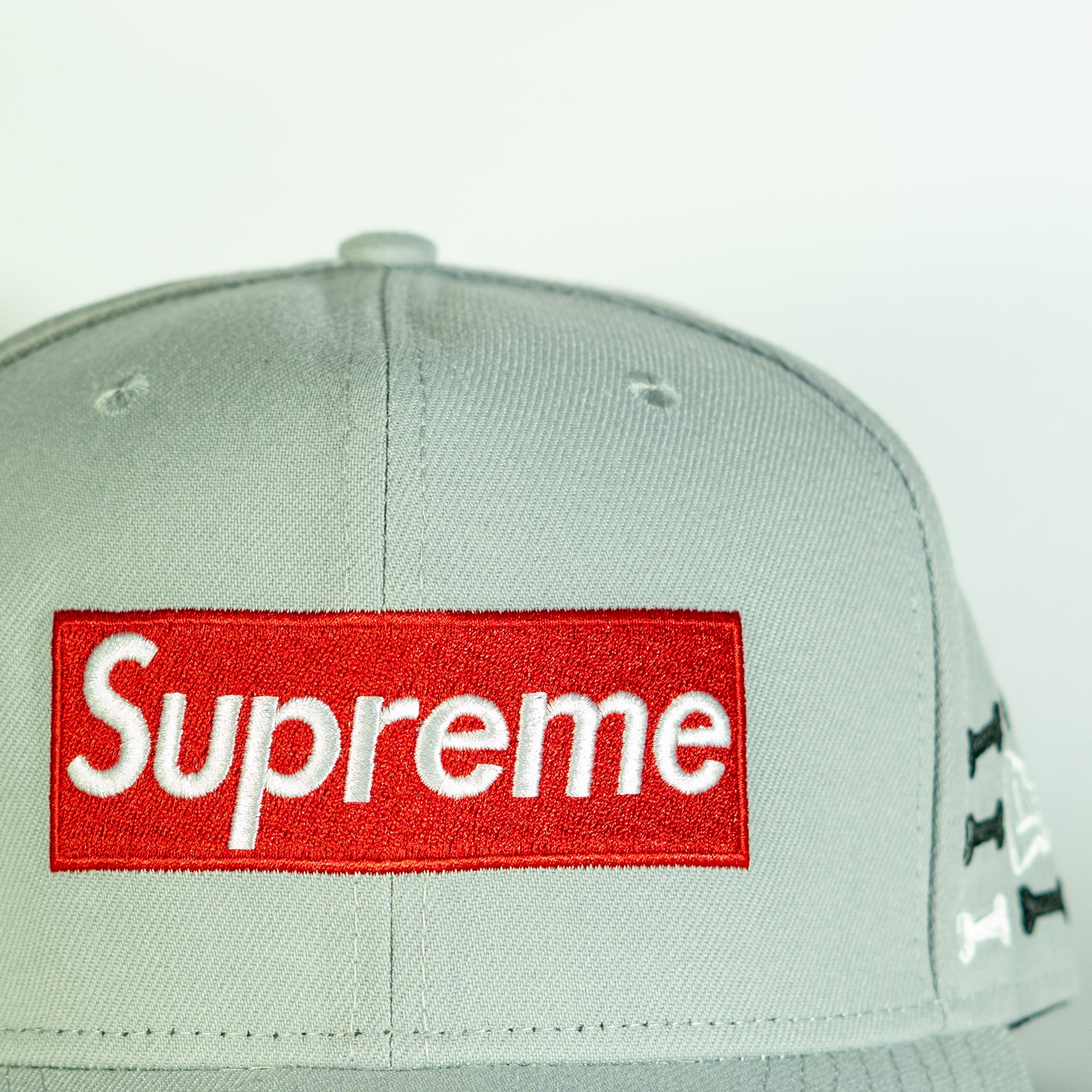 Supreme y New Era Bones Box 59FIFTY Gris