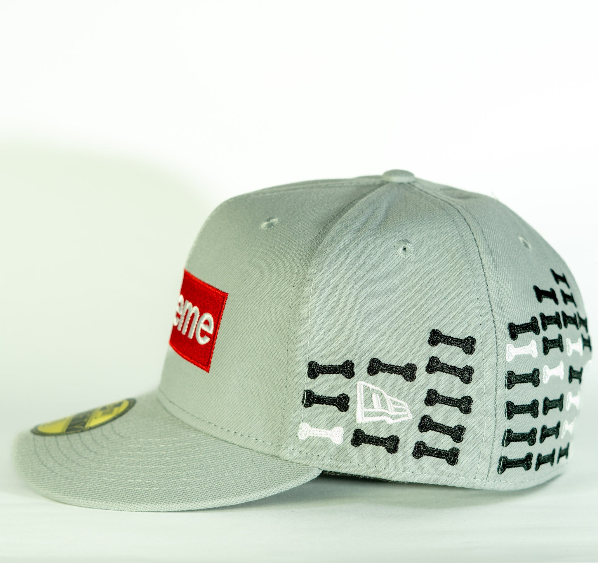 Supreme y New Era Bones Box 59FIFTY Gris