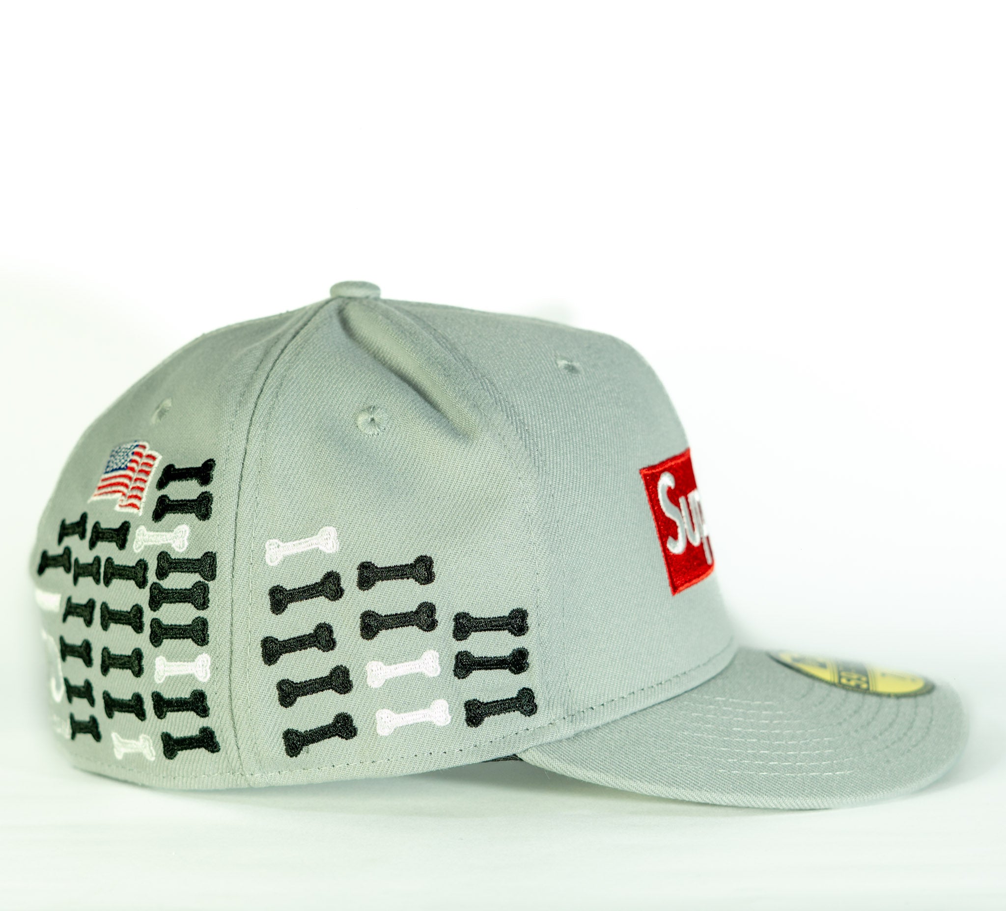 Supreme y New Era Bones Box 59FIFTY Gris