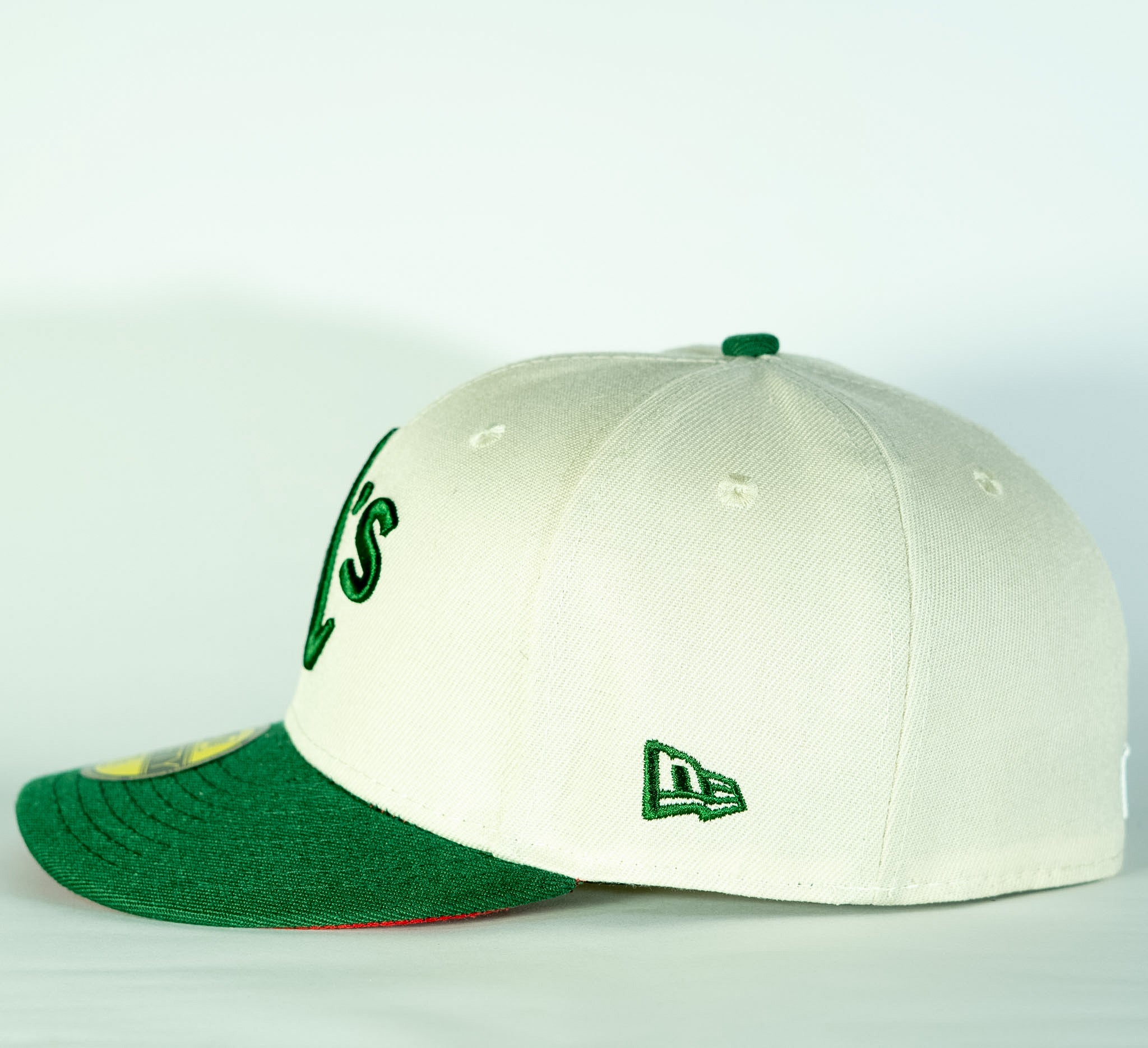 New Era Oakland Athletics Major Sidepatch 59FIFTY Fitted Hat Blanco y verde.