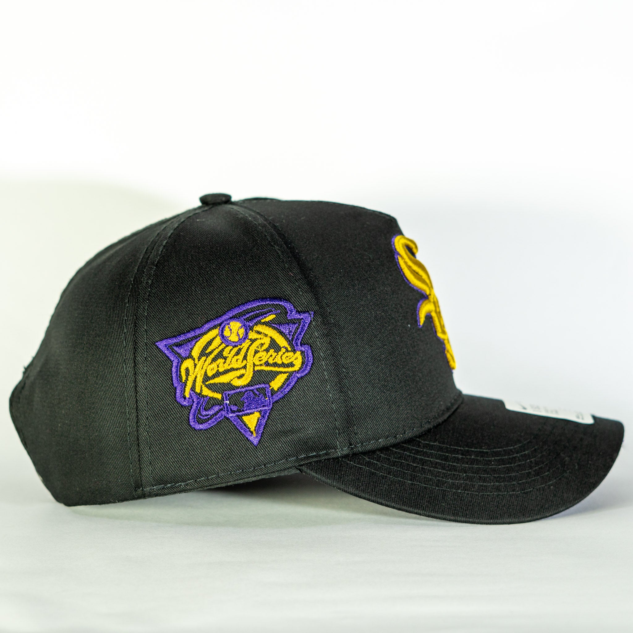 New Era Chicago White Sox 59FIFTY Negra con logos amarillos y morados Ajustable